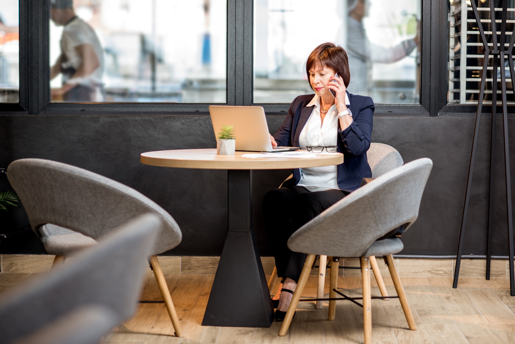 Business woman working in the cafe